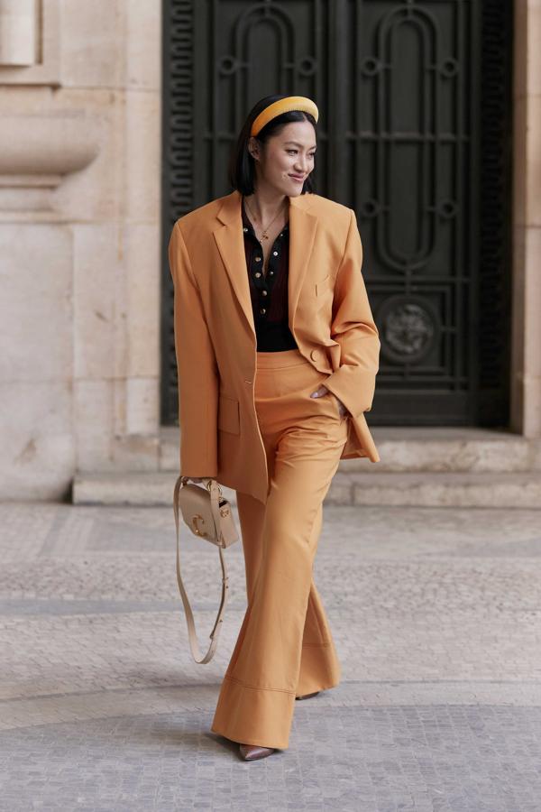 En la misma gama de color que el outfit y, de nuevo, con volumen.