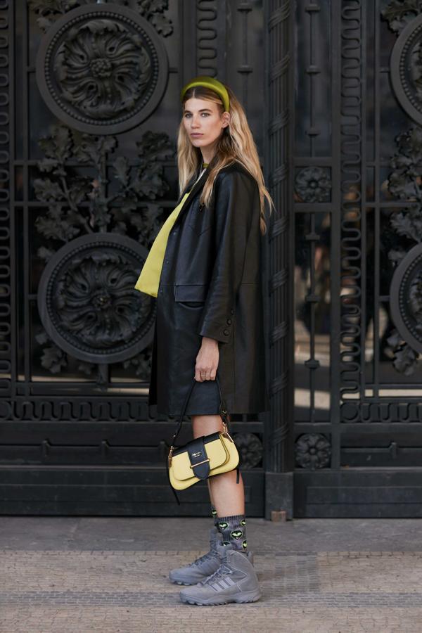 Deportivas de bota, cazadora de cuero... y el punto romántico con la diadema. Hay que jugar a los contrastes con ella.