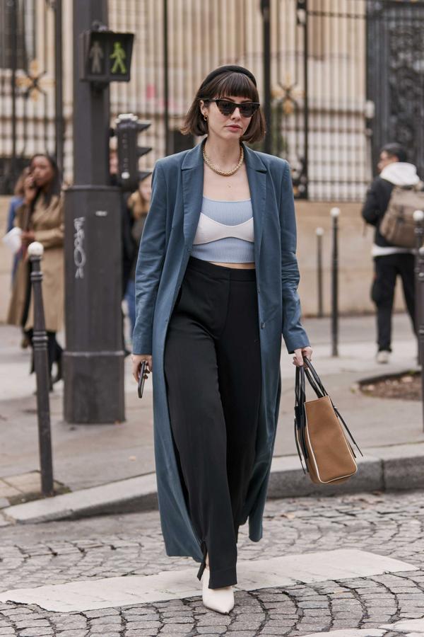 Nunca nos hubiéramos imaginado que la diadema fuera el toque más sobrio de un estilismo, como en este caso.