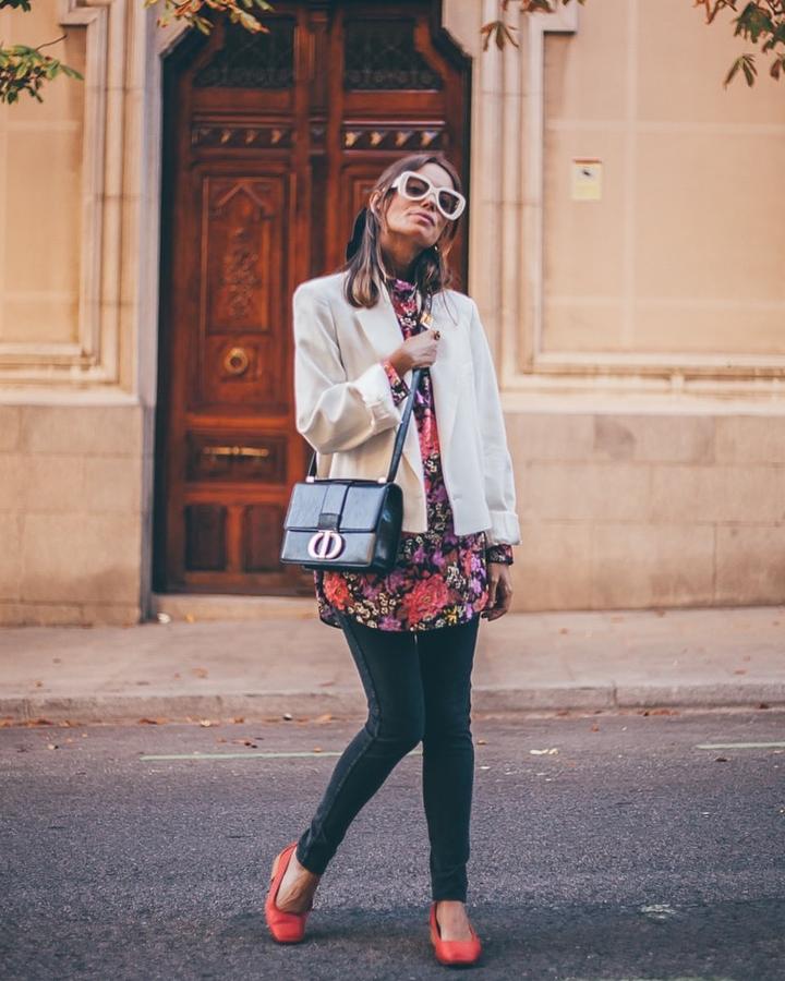 Con un total look de Zara de blusa de flores y blazer cropped,  la microtendencia de este otoño .
