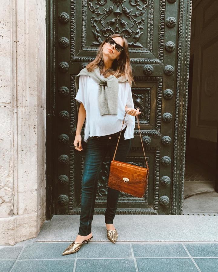 Sheila Conde no se complica la vida y también apuesta por looks básicos como ese, con jersey de H&M y zapatos de Zara. Unos vaqueros y una camiseta blanca son siempre una buena idea.