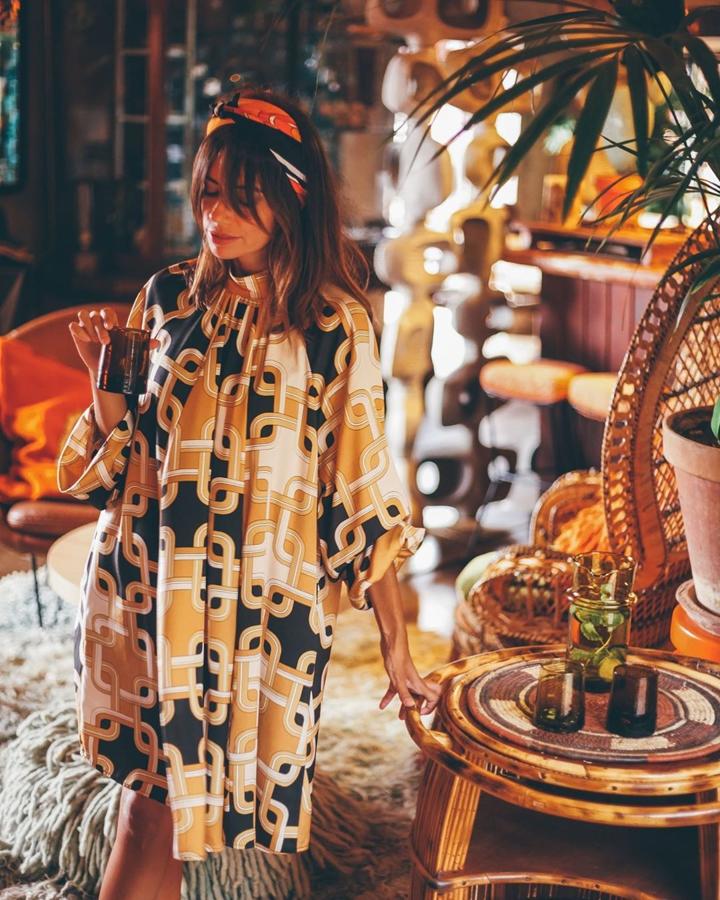 Tampoco se pierde las  colaboraciones de moda, como la de H&M y Richard Allan , de inspiración setentera. Este evstido túnica es perfecto para embarazadas. ¡Y aún quedan unidades!