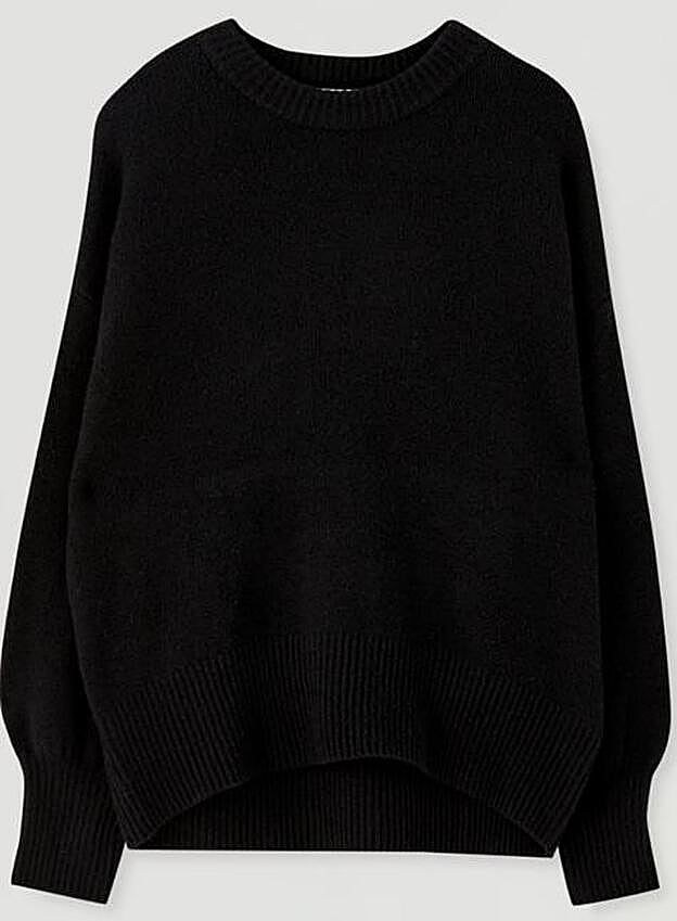 Jersey negro con mangas abullonadas de Pull&Bear (22,99 euros).