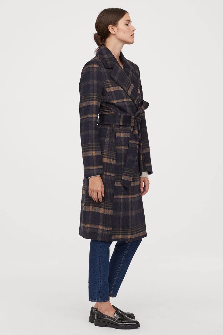 Abrigo largo de lana con cinturón. Un best seller para la temporada otoño/invierno. (99,99 euros).