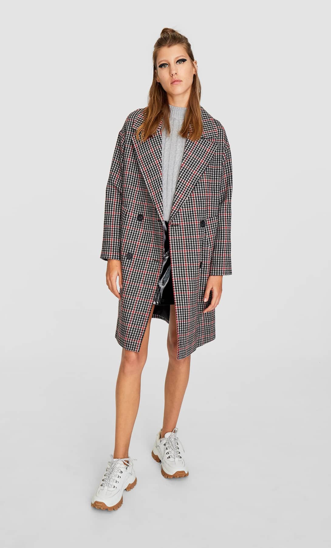 Abrigo largo con cierre cruzado de botones. (49,99 euros).