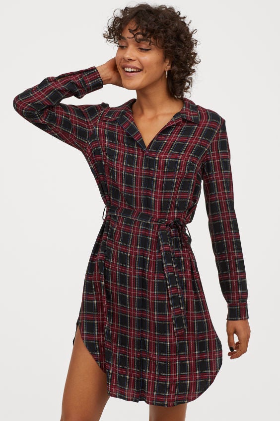 Vestido camisero con cinturón y estampado de cuadros burdeos de H&M. (24,99 euros).