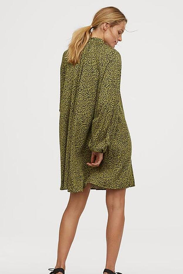 También cuenta con mangas largas con volumen y puños elásticos.