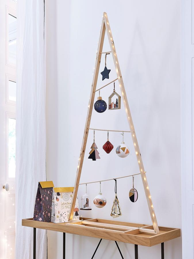 No hace falta un gran espacio para colocar un árbol de Navidad con mucho estilo. Y este súper minimalista y elegante de Maisons du Monde es el mejor ejemplo.