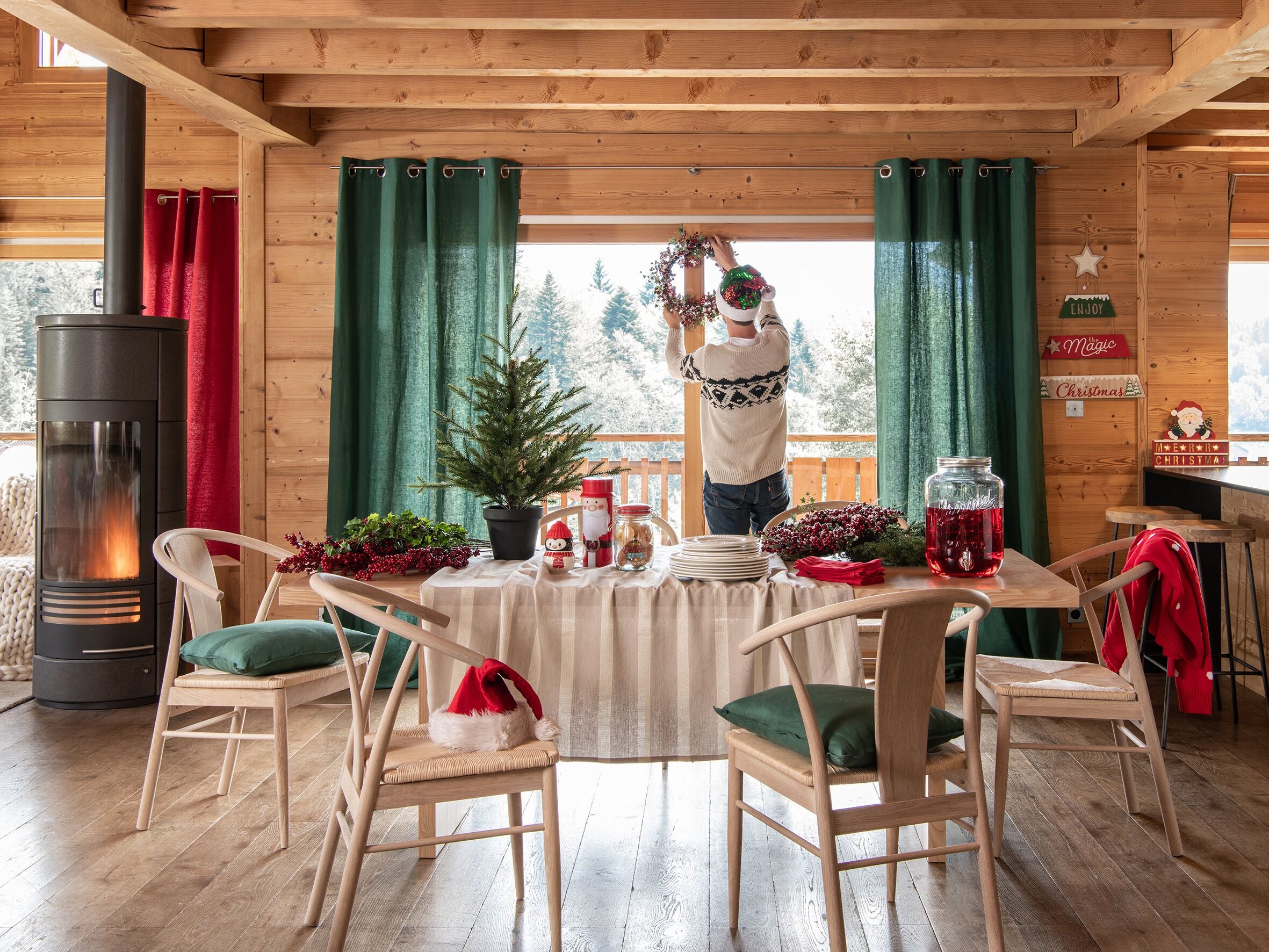 El rojo y el verde siguen siendo los protagonistas de las tendencias de decoración de Navidad más clásicas e inspiradoras, como este salón que nos proponen desde Maisons du Monde.