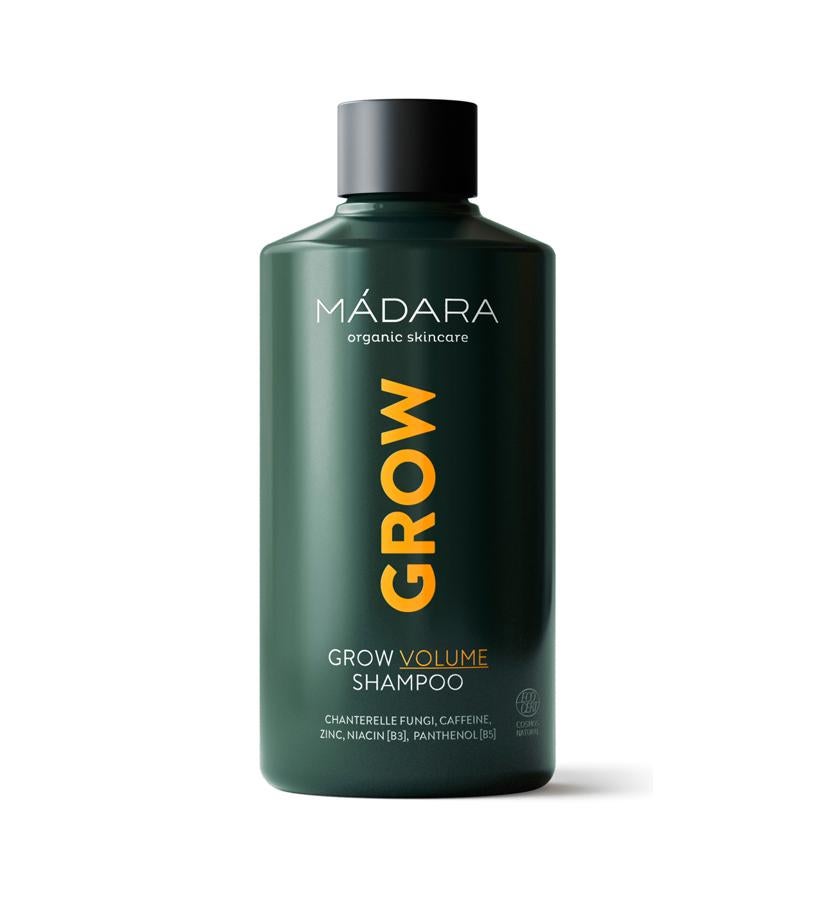 Con cafeína, zinc, seta chanterelle (rebozuelo) y vitaminas B3 y B5, este champú activa el cuero cabelludo, previniendo su caída y dejándolo suave, sedoso y con volumen. También posee microkeratina y fosfolípidos para curar y aportar brillo al cabello.  Grow Volume Shampoo de Mádara  (21,70 €).