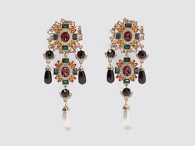 NAgore Robles conjuntó su look de oficina con estos pendientes de Zara.