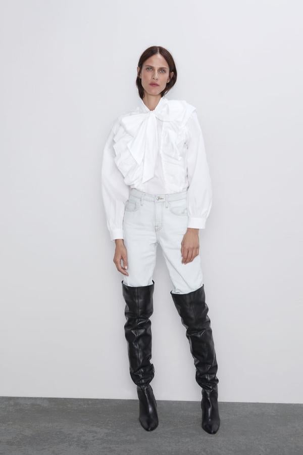 El mismo diseño de Zara que ya hemos visto en color negro, confeccionado en blanco (29,95 euros).