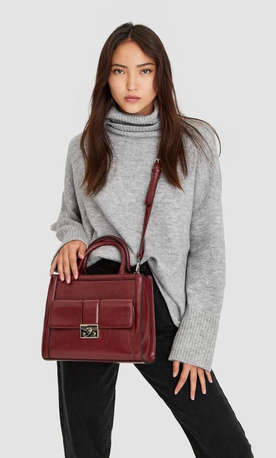 Un clásico, tipo cartera, de los que igual te pones para ir a trabajar que para irte de fin de semana. Además, su color granate te pega absolutamente con todo. Es de Stradivarius (19,99 euros).