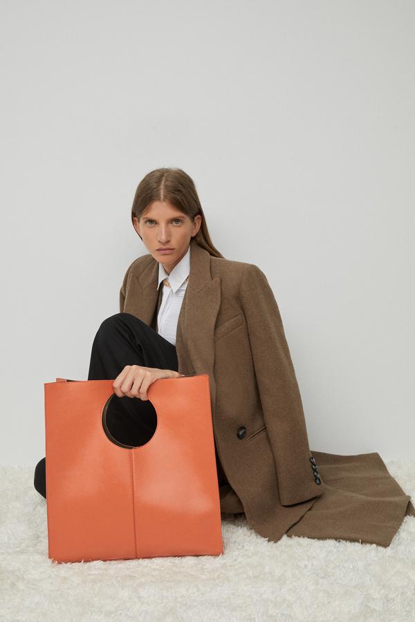 De forma arquitectónica, no es un bolso tardicinal pero sí uno de los más espectaculares del low cost. En color teja, es de Sfera (19,99 euros).