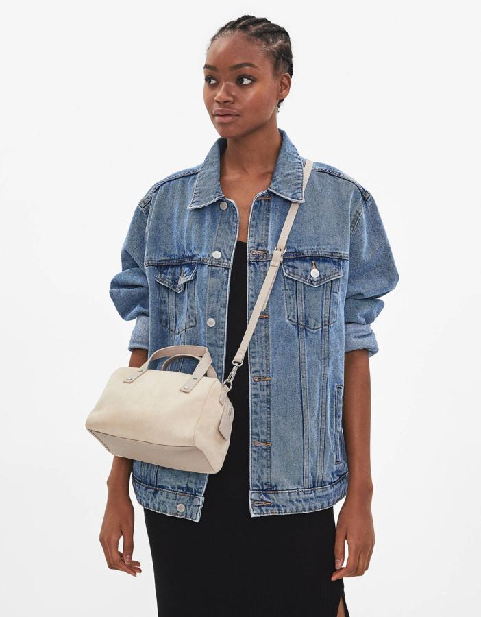Este modelo de Bershka lo pueds llevar en bandolera o como bolso de mano. Y su tono neutro te pega con todo, además de tener un tamaño mediano que te sirve para todos los días (15,99 euros).