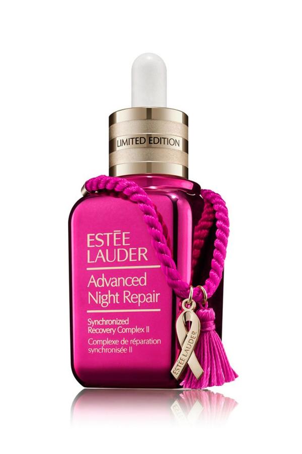 El sérum 'Advanced Night Repair Synchronized Recovery Complex II' de Estée Lauder ha mimetizado la botella con el Día del Cáncer de Mama y donará el 100% de los beneficios obtenidos a la causa.