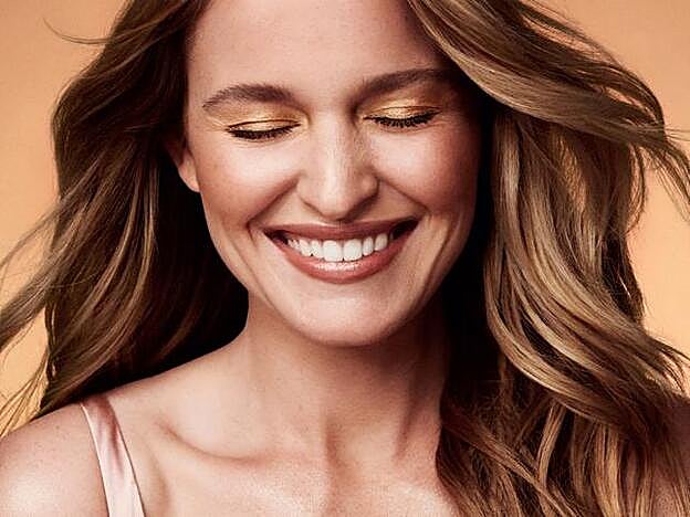 Golden Allure: look 2 de maquillaje realizado por Neil Young para Douglas.