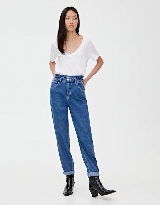 Sí, Pull&Bear también ha sacado su versión de los  slouchy jeans . Y tenemos que decir que nos gustan todavía más que los de Zara por su goma elástica de la cintura que se adapta a cualquier figura. (25,99 euros).