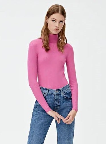 El sol se apagan pero tus looks se encienden. Ficha este  jersey con cuello cisne y canalé  en rosa chicle para crear looks super chic. (15,99 euros).
