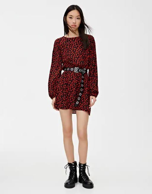 Manga abullonada y estampado de flores. El perfecto  vestido mini de Pull&Bear  para las perfectas botas. Un look de entretiempo que no falla. (25,99 euros). Aviso: ya hay dos tallas agotadas.