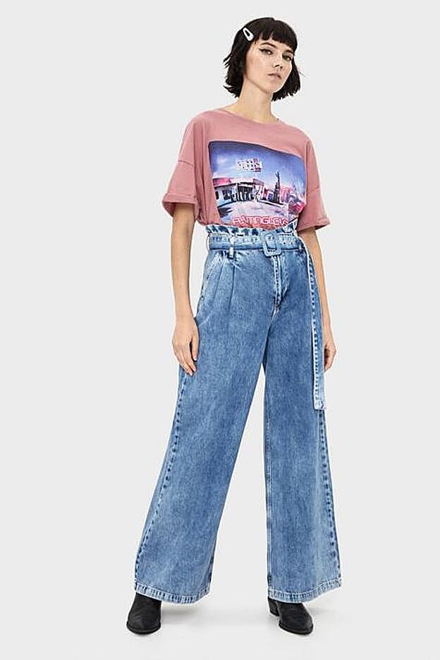 Bershka ha sacado un nuevo modelo de vaqueros que son para tus looks más arreglados. Además, su corte alarga la silueta y afina la cintura.