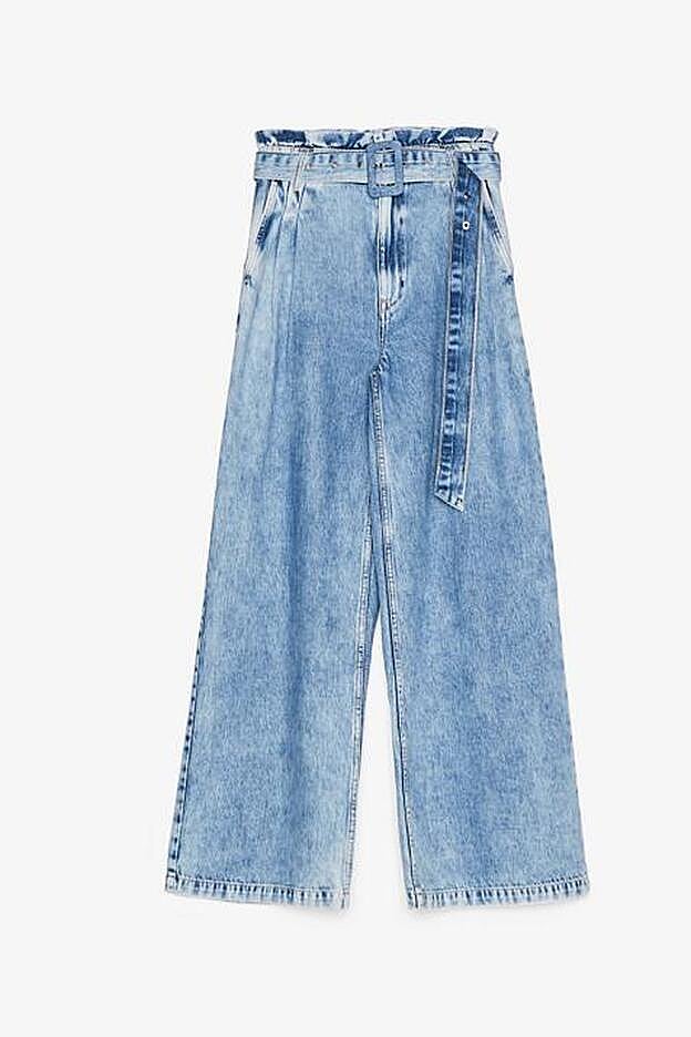 Estos vaqueros de Bershka cuestan 35,99 euros y hay disponibilidad desde la talla 32 hasta la 40.