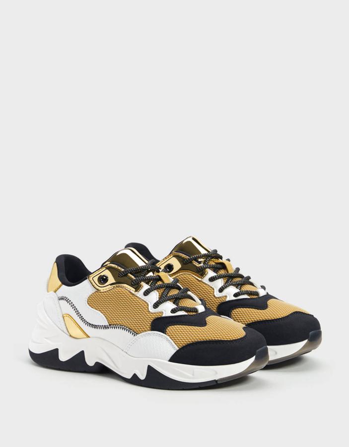 En Bershka hay modelos de lo más originales como estas con detalles dorados que cuestan 25,99 euros.