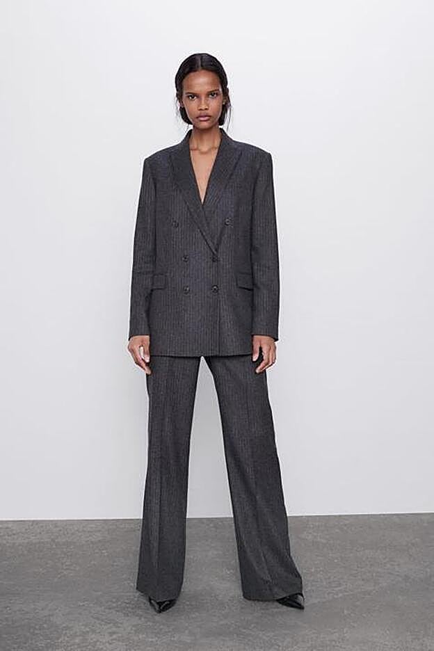 La unión de ambas prendas oversize, consigue un look súper elegante y a la vez femenino.