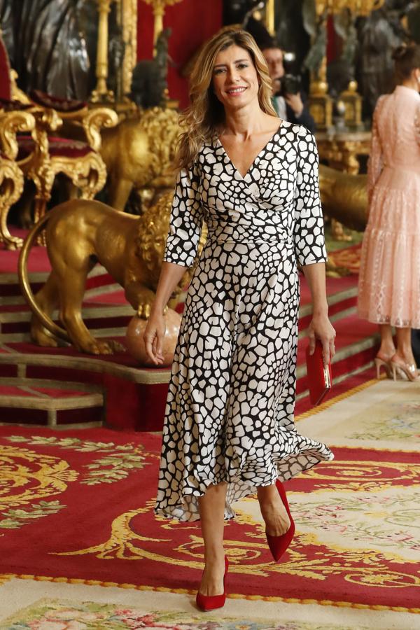 La esposa del Presidente del Gobierno en funciones, Begoña Gómez, ha sido una de las invitadas más elegantes en el besamanos del Día de la Hispanidad 2019 gracias a un favorecedor vestido estampado 'black&white' que ha combinado con acierto con complementos en rojo, al más puro estilo Letizia.