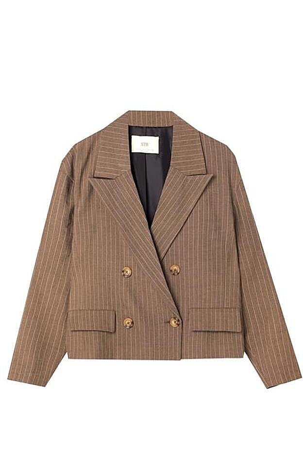 Americana corta de Stradivarius con uno de los estampados de la temporada: rayas diplomaticas.