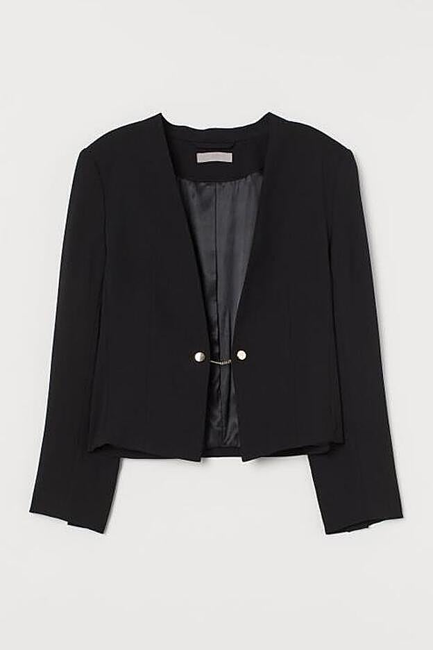 Una versión sofisticada de la blazer corta, sin solapas y con un cierre de cadena.