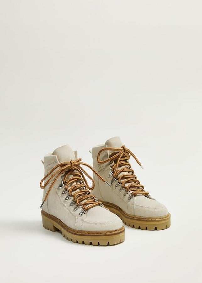 Botas de piel blanca con cordones encontraste y punta redonda en color blanco roto de Mango (69,99 euros).