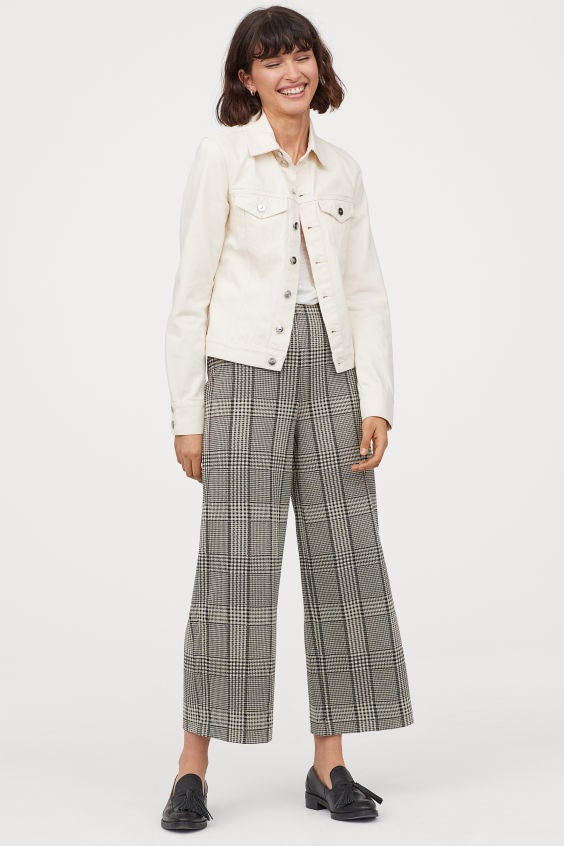 El estampado de cuadros se ha colado en todas las prendas del otoño y los pantalones de punto no podían ser menos. ¿Qué tal en un look working girl de 10? (19,99 euros).