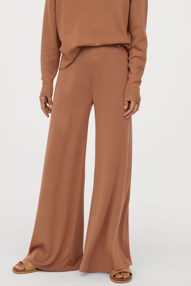 Pantalones de punto acampanados en tono maquillaje de H&M. Vas a triunfar si te haces con el conjunto al completo. (24,99 euros).
