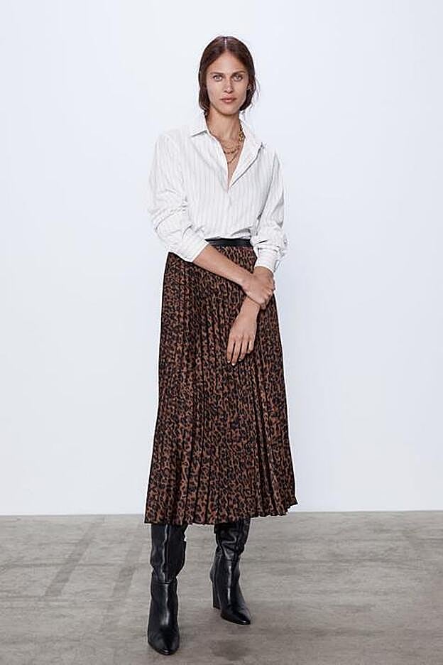 la falda con estampado de leopardo de Zara que lleva Vicky Martín Berrocal.