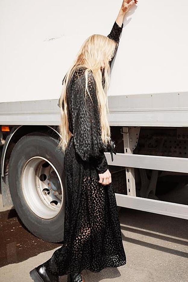 El vestido negro con transparencncias y estampado animal que lleva Alba Díaz es de And Other Stories.