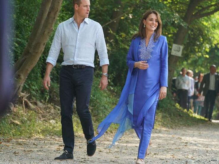 Fotos: Kate Middleton se inspira en Lady Di en su viaje a Pakistán: comparamos sus looks, en fotos