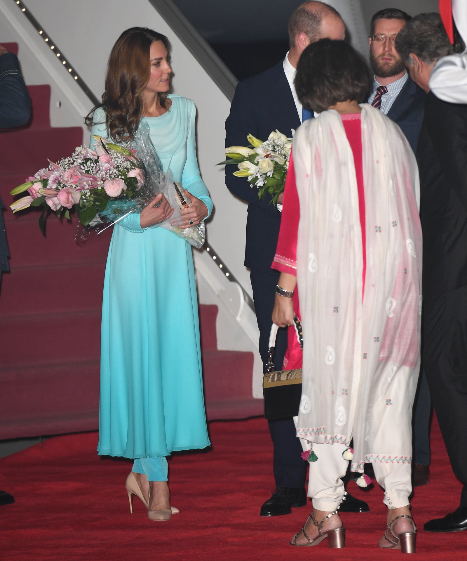 A su llegada a Islamabad para iniciar su tour por Pakistan, Kate Middleton ha apostado por un anarkali típico (un vestido de gasa superpuesta a unos pantalones que actúan a modo de medias) en azul celeste con efecto 'tie-dye' de Catherine Walker, una de sus diseñadoras favoritas... como también era de Lady Di.