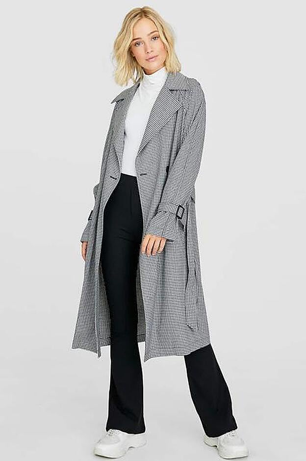 Gabardina de pata de gallo, de Stradivarius (39,99 euros).