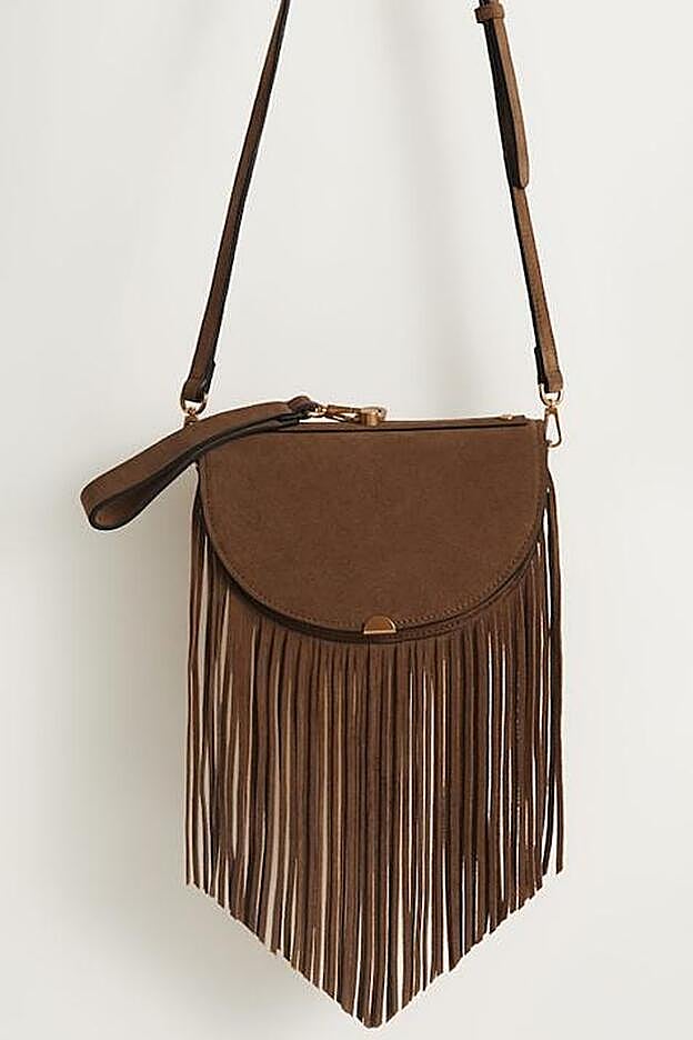 Bolso de piel con flecos y asa desmontable de Mango que lleva Mery Turiel.