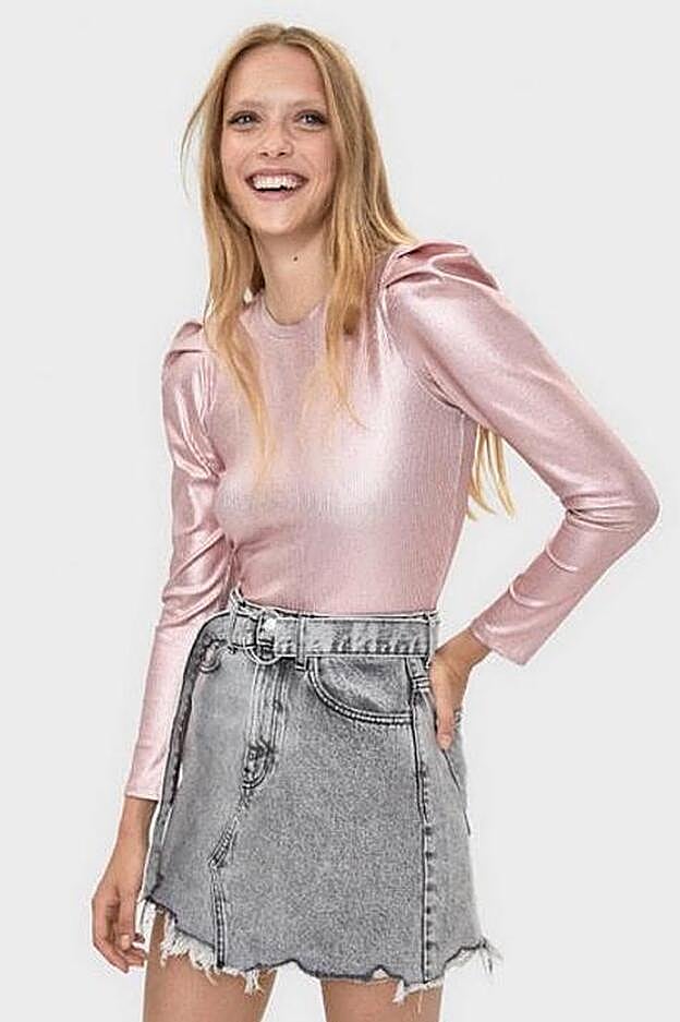 Top de manga larga rosa metalizado, de Bershka (24,99 euros).