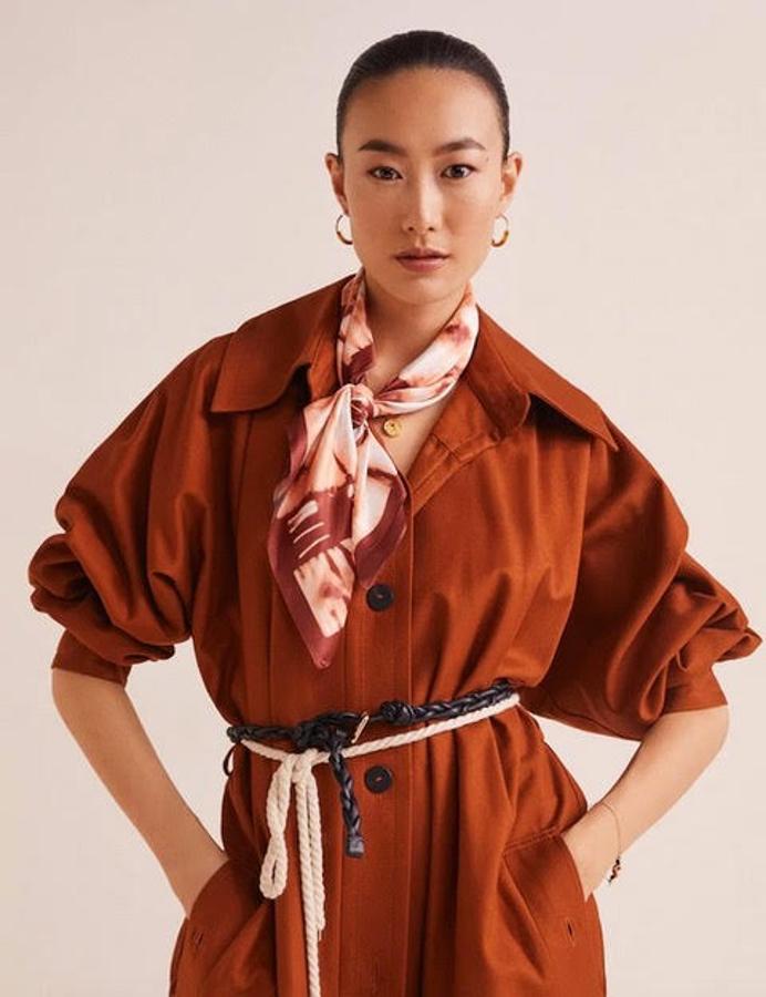 El tye-dye o desteñido también llega a los complementos y este pañuelo de Mango es una elección perfecta cuando buscas adornar tu cuello con un toque diferente. Cuesta 9,99 euros.