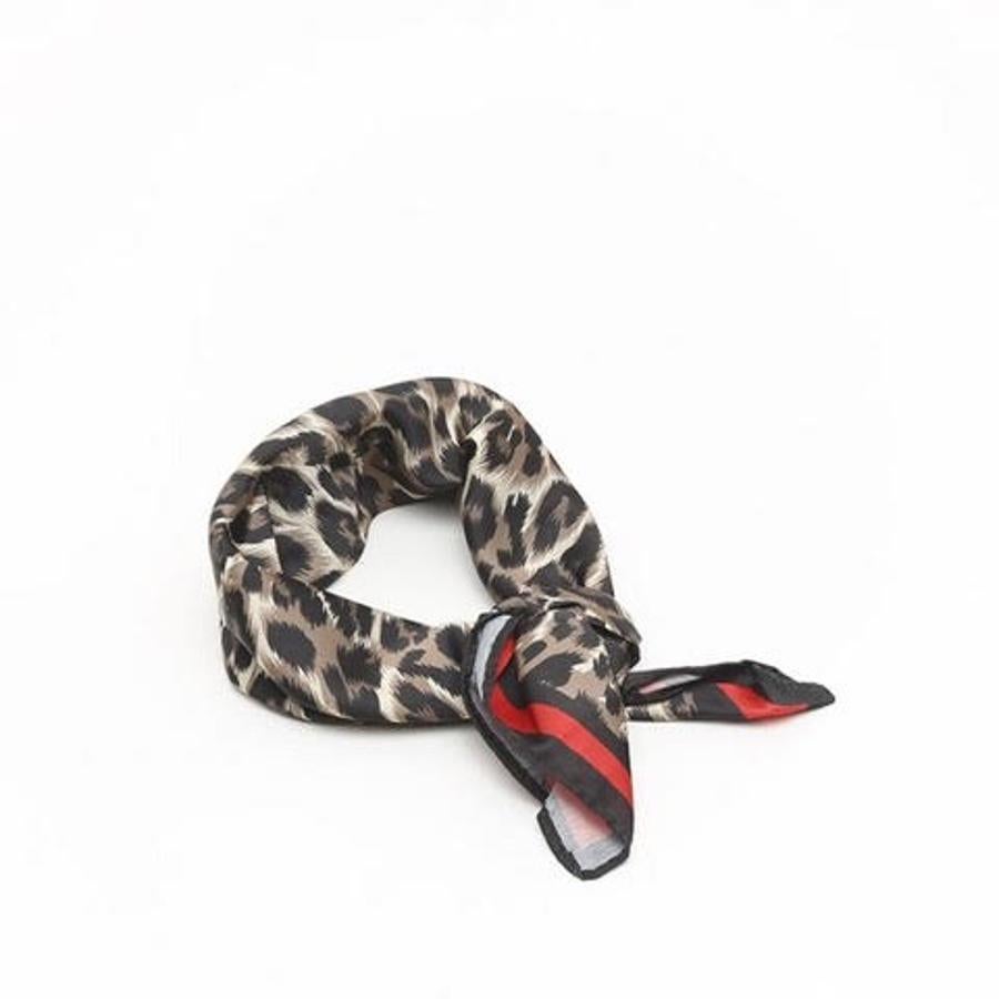 Otro de los estampados que no puede faltar en tu armario es el animal print. Este pañuelo de Misako, que además recurre al rojo y al azul para enmarcar el dibujo, puede ser tu aliado ideal por solo 9,99 euros.