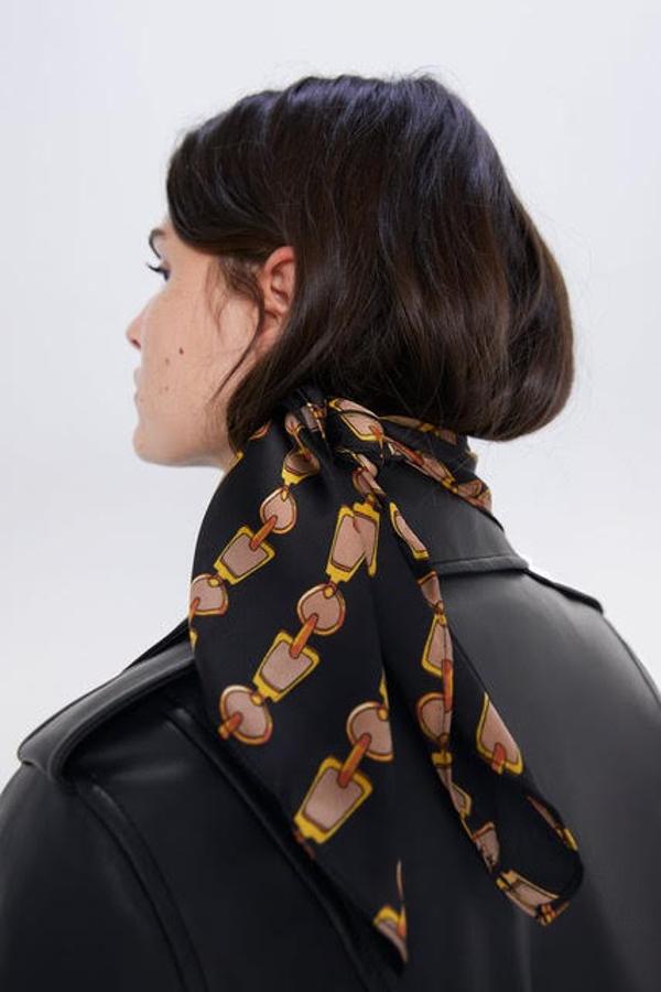 Y hablando de elegancia, el estampado de cadenas sigue siendo uno de los más recurrentes a la hora de lucir impecable, y esta bandana de Zara lo demuestra incluso con una cazadora de cuero. Cuesta 9,95 euros.