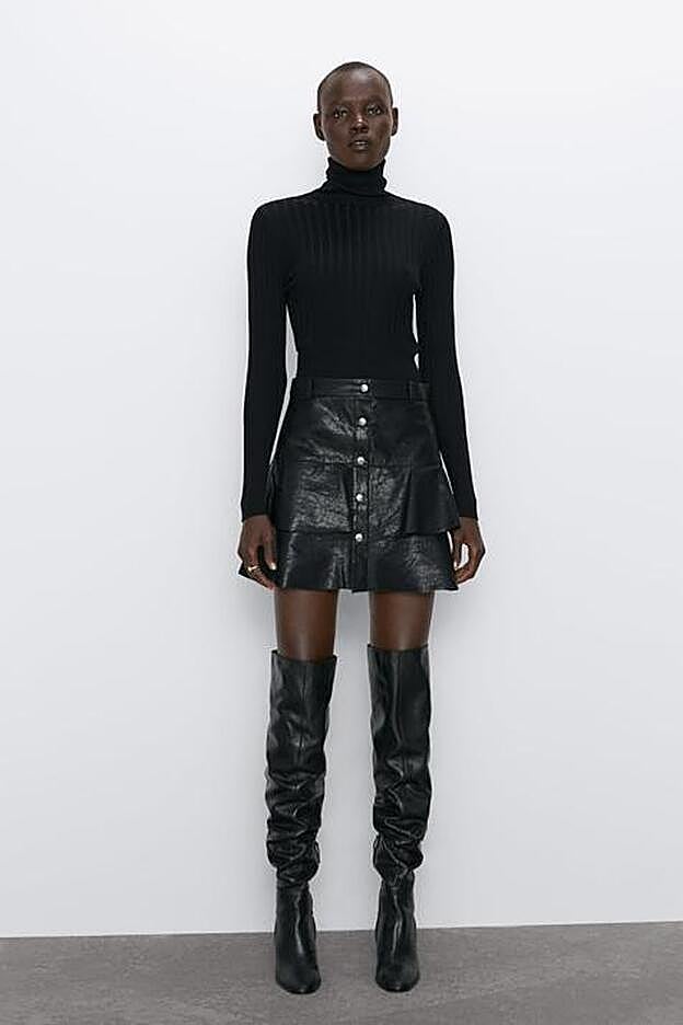 La falda corta con efecto piel de Zara que lleva Paula Echevarría.