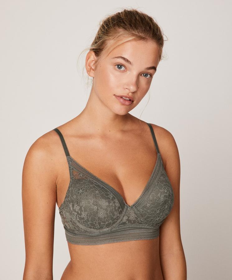 Sujetador de encaje de Oysho disponible hasta la talla 100C (19.99 euros).