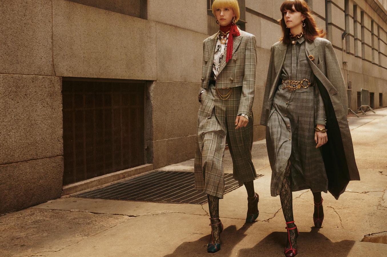 A la izquierda, blazer cropped de cuadros (69,95 euros); camisa con estampado fotográfico (49,95 euros); camisa de encaje rojo con lazada al cuello (39,95 euros); pantalón ancho de tablas (59,95 euros); A la derecha, abrigo cruzado de cuadros (129 euros); vestido de cuadros con cinturón (69,95 euros); zapatos de piel multicolores (89,95 euros); pendientes de aros de perlas (12,95 euros), collar con eslabones efecto carey y metálicos (17,95 euros), broches (12,95 euros) y cinturones de piel con eslabones en edición limitada (25,95 euros).