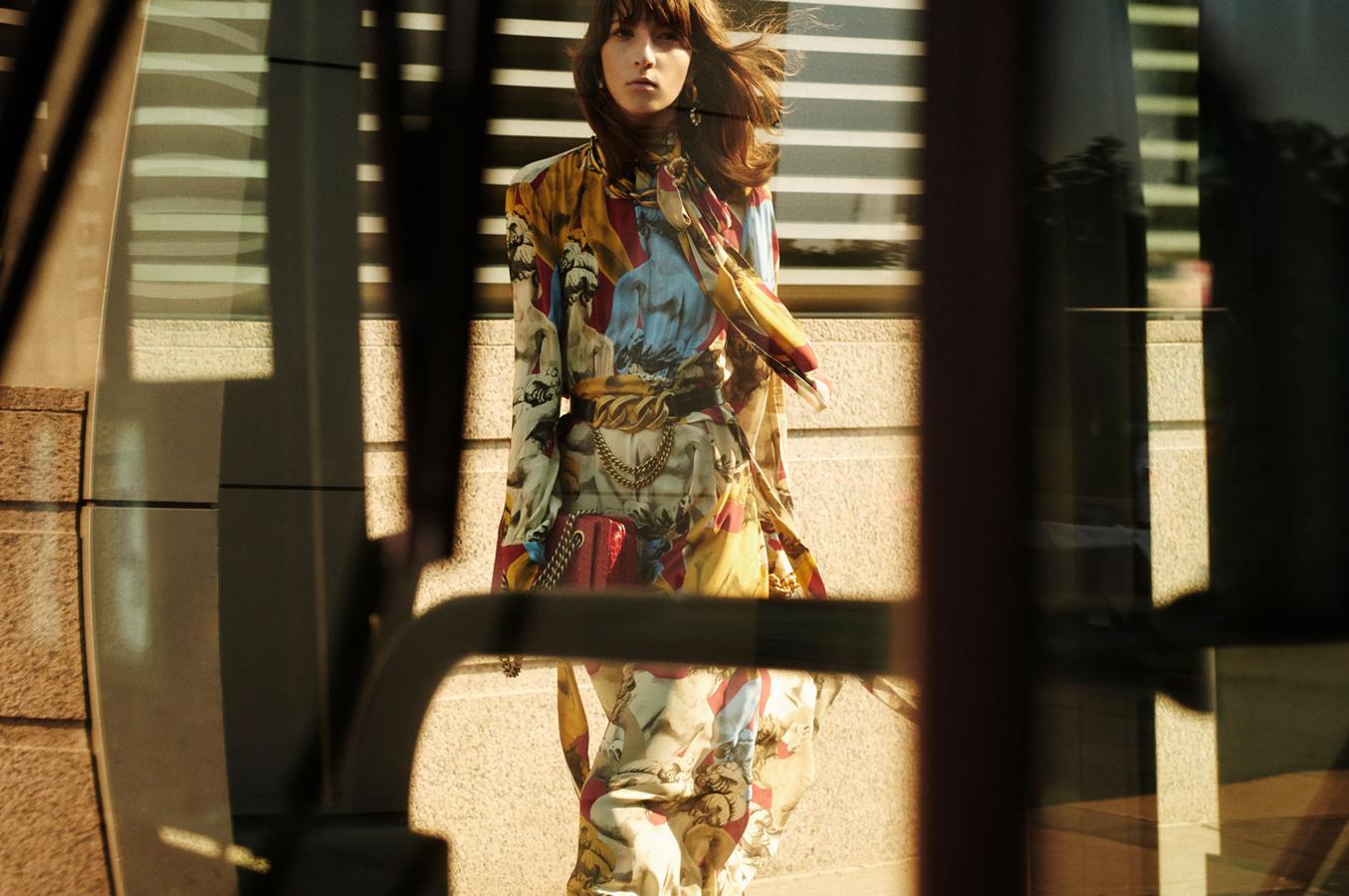 Vestido de cuello subido con lazo y estampado. Lleva una aplicación de un lazo del mismo tejido en la cintura, bolsilos ocultos en la costura, manga larga y la falda de línea evasé (89,95 euros). Bolso de hombro con estampado animal y asas con cadenas efecto oro envejecido (79,95 euros).