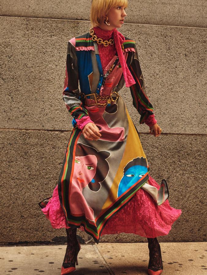 Vestido fluido de cuello subido en un tejido estampado con caras. La manga larga termina en puños asimétricos (99,95 euros). Vestido de encaje rosa con el cuello subido con lazo y el hombro marcado (79,95 euros).