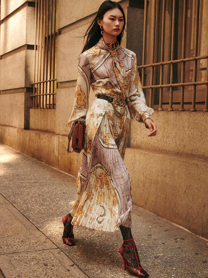 Vestido midi con estampado plisado (89,95 euros); zapatos de piel con la punta cuadrada (89,95 euros) y bolso con cadena de efecto oro envejecido (79,95 euros).